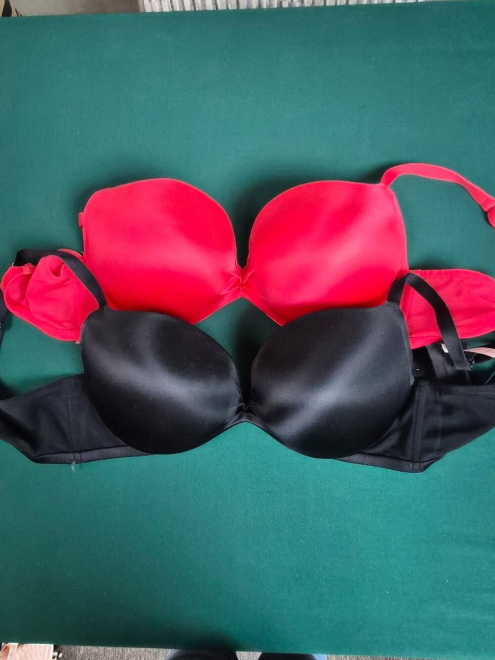 Set of 2 Cacique push-up bras one red one black EUC formed cups size 38DD